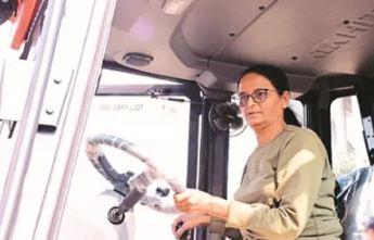  पति की मौत  के बाद पत्नी चलाने लगी जेसीबी, अब जापान में दिखाएगी अपना हुनर खबरगली  After the death of her husband, the wife started driving JCB, now she will show her skills in Japan cg news hindi news cg big news latest news cg hindi news cg big news khabargali 