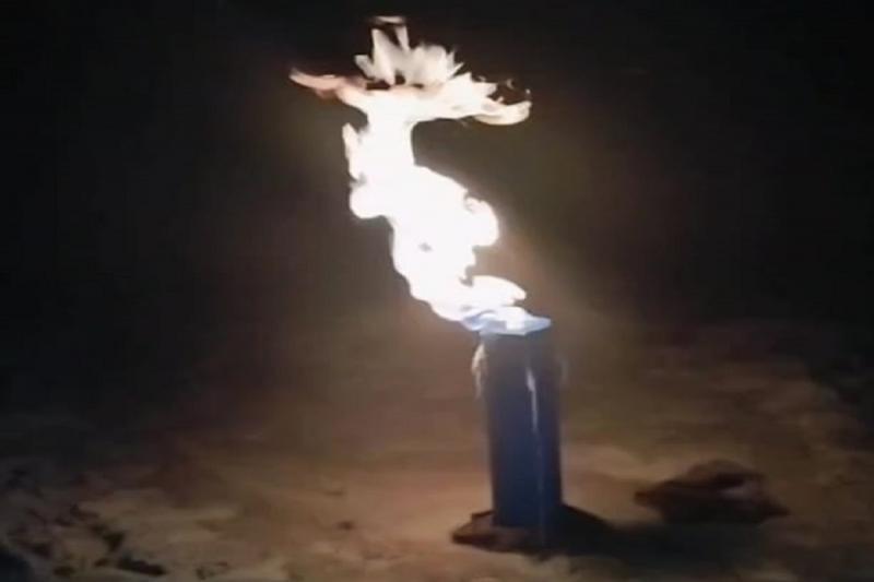 खेत में कराया बोरेवल, खुदाई के बाद पानी की जगह निकल रही आग खबरगली Borewell was dug in the field, after digging fire came out instead of water cg news cg big news latest news cg hindi news khabargali