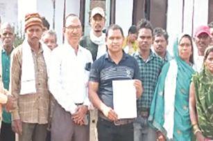  छत्तीसगढ़ के 32 मजदूर महाराष्ट्र में बंधक, परिजनों ने छुड़ाने के लिए एसपी से लगाई गुहार 32 laborers from Chhattisgarh held hostage in Maharashtra, family members appeal to SP to rescue themcg news hindi news cg big news khabargali