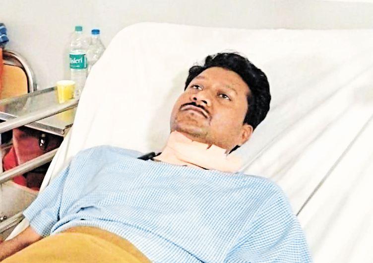 मांझे से फिर कटा एक युवक का गला, दो दिन आईसीयू में रहा,दुर्ग में पहले भी हो चुकी है मौत खबरगली Another youth's throat was cut with a manjha, he was in ICU for two days, there have been deaths in Durg earlier as well cg news cg big news hindi news cg latest news cg hindi news khabargali  
