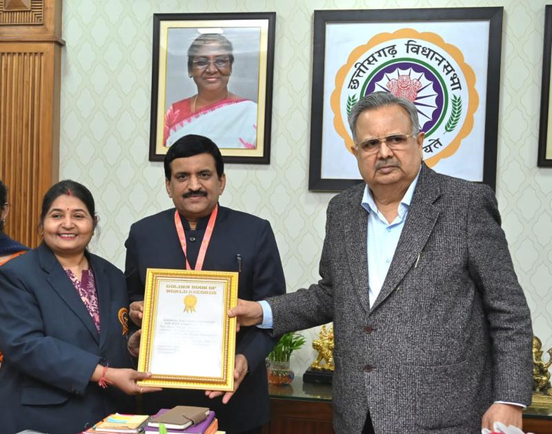 Dr. Dinesh Mishra's name in Golden Book of World Records for free eye camp, Raipur, Chhattisgarh, Khabargali