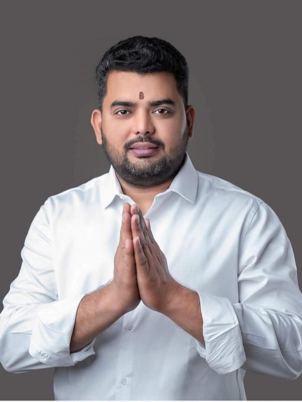Young and aggressive Congress leader Rahul Tiwari presented his candidature from Swami Vivekanand Sadar Bazar Ward 44, Raipur, Khabargali, Chhattisgarh