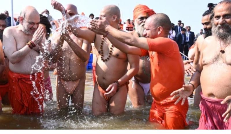 Amit Shah took a dip in the Kumbh with saints, Prayagraj, Khabargali