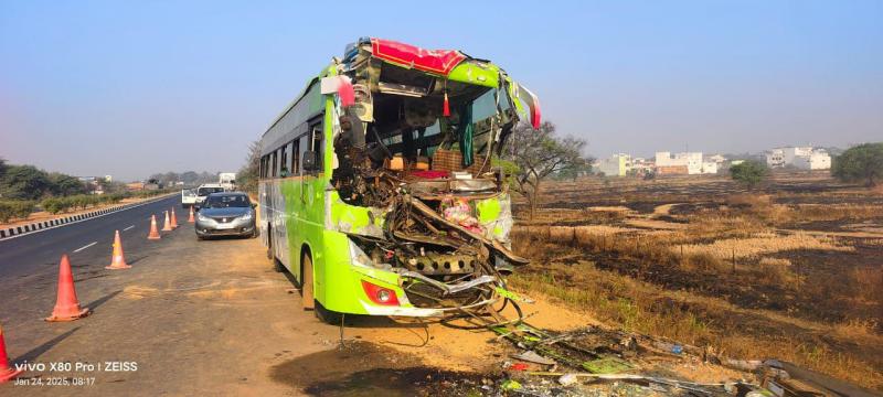 दुर्ग से पुरी जा रही बस ट्रक से टकराई, 6 माह की मासूम की मौत, 43 लोग घायल खबरगलीBus going from Durg to Puri collides with truck, 6 month old innocent died, 43 people injured cg news mahasamund news cg big news khabargali