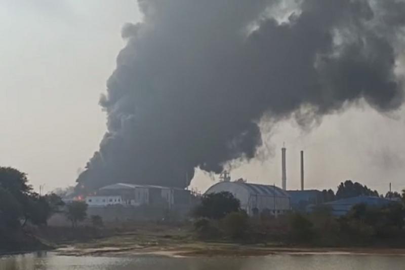 पेंट फैक्ट्री में लगी भीषण आग, रुक-रुक कर हो रहा ब्लास्ट खबरगली Huge fire broke out in paint factory, explosions happening intermittently cg news cg big news latest news khabargali