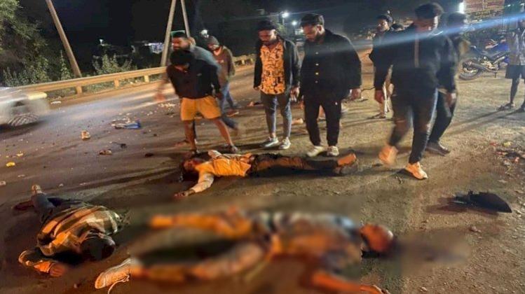 हाईवा की ठोकर से बाइक सवार तीन युवकों की मौत, नए साल का जश्न मनाकर लौट रहे थे घर खबरगली Three youths riding a bike died after being hit by a truck, they were returning home after celebrating the new year cg news cg latest news cg road accident news cg big news khabargali
