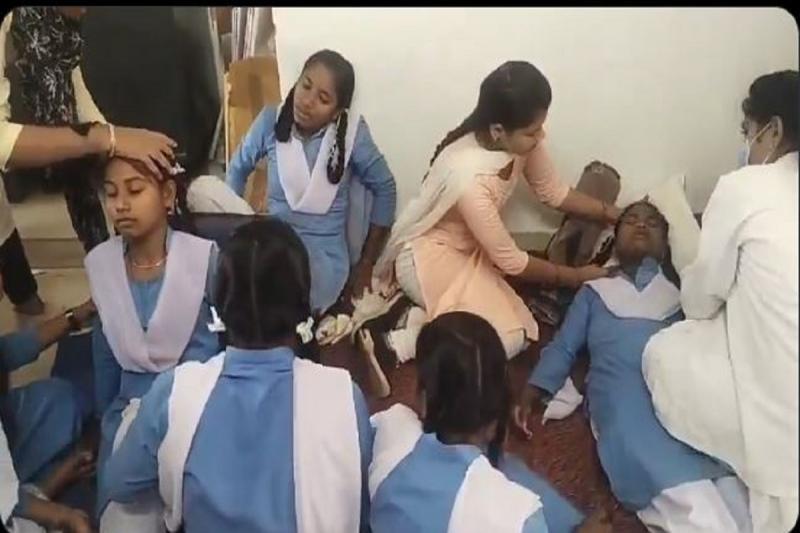 सीमेंट प्लांट की जहरीली गैस से 35 छात्राएं बेहोश, मची अफरा-तफरी खबरगली 35 girl students unconscious due to poisonous gas of cement plant, chaos created news cg news cg big news hindi news cg latest news khabargali