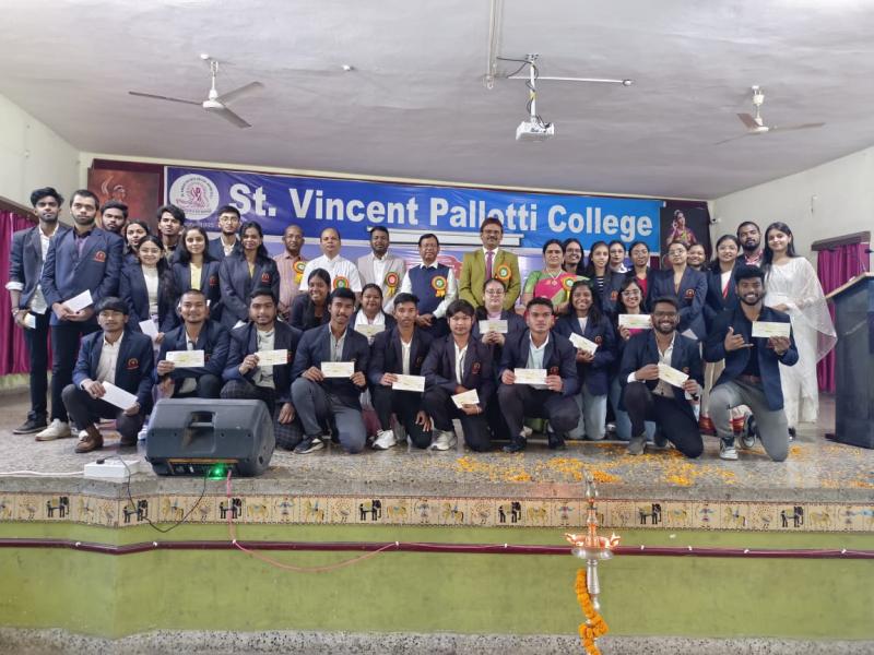 "Achievement" scholarship distribution ceremony at St. Vincent Pallotti College, Director Rev. Father Amit Tirkey, Principal Dr. Kuldeep Dubey, Raipur, Chhattisgarh, Khabargali