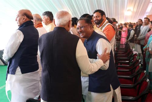 When Prime Minister Modi held the hand of Vishnudev Sai, special intimacy was seen on the stage, Rekha Gupta took oath as the Chief Minister of Delhi along with six ministers, Khabargali