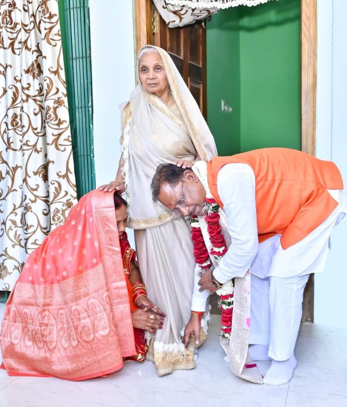 On his birthday, Chief Minister Sai along with his wife touched the feet of his mother to seek blessings, Bagia, Chhattisgarh, Khabargali