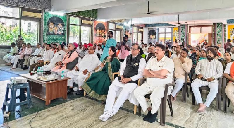 Through 'Mann Ki Baat', the Prime Minister is concerned about the future of every class and every section, Arun Sao, BJP regional organization minister Jamwal, MLA Mishra, Mayor Meenal Choubey, District President Thakur and all 60 councilors along with other BJP leaders and workers listened to Mann Ki Baat at Jagannath Temple, Raipur, Chhattisgarh, KhabarGali