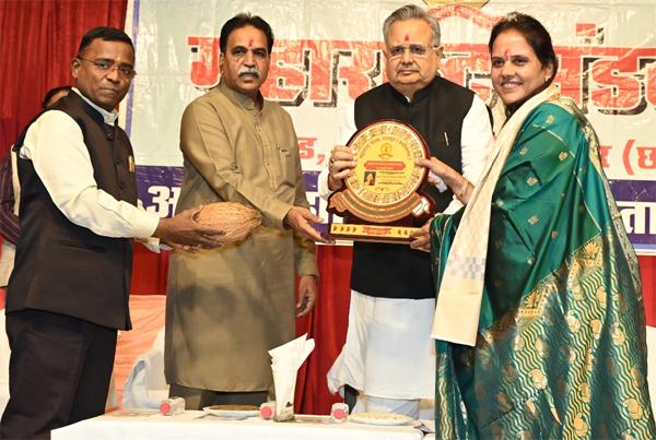 Become a councillor, not a contractor: Dr. Raman Singh 52 councillors including Mayor Meenal Choubey felicitated at Maharashtra Mandal Raipur, Chhattisgarh, Khabargali