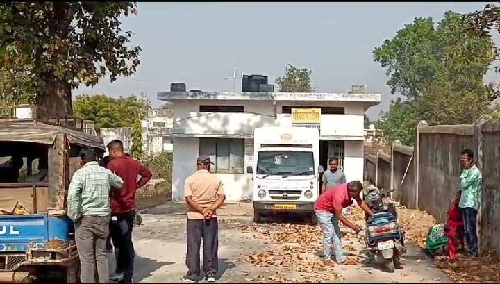 मधुमक्खी के हमले से कारोबारी की गई जान, 3 की हालत गंभीर खबरगली Businessman killed due to bee attack, condition of 3 critical Newsgali cg news cg big news cg hindi news cg latest news khabargali