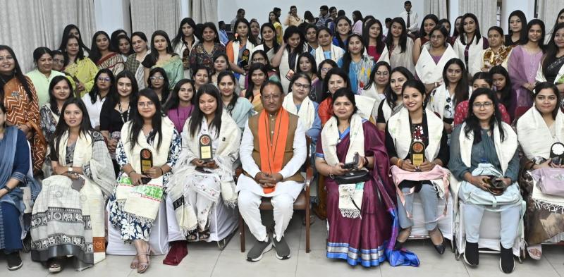 Grand event of 'Mahatari Vandan Abhinandan' organized on International Women's Day, Chief Minister Vishnu Dev Sai honored women journalists, emphasized on women empowerment, Raipur, Chhattisgarh, Khabargali