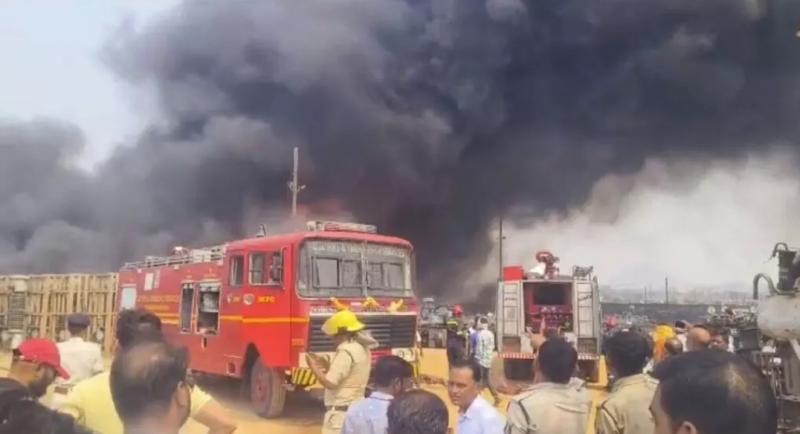 CSPDCL कार्यालय परिसर में लगी भीषण आग, इलाके में हड़कंप खबरगली A huge fire broke out in CSPDCL office premises, panic in the area cg news cg big news hindi news latest news Raigarh news khabargali