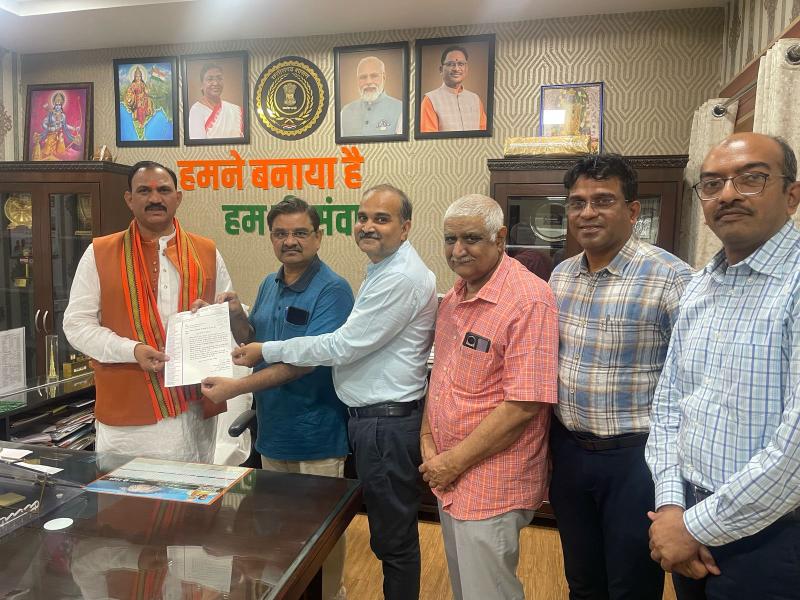 IMA delegation met Health Minister to stop action against hospitals, raised the issue of inadequacy in Ayushman, Dr. Surendra Shukla, Chairman, Hospital Board, Chhattisgarh, Dr. Akhilesh Dubey, Chairman, Hospital Board, Raipur, Dr. Kuldeep Solanki, President, IMA Raipur, Dr. Ketan Shah, Vice President, IMA Raipur, Dr. Sanjeev Srivastava, Secretary, IMA Raipur, met Honorable Shyam Bihari Jaiswal, Health Minister, Chhattisgarh Government, Raipur, Chhattisgarh, Khabargali