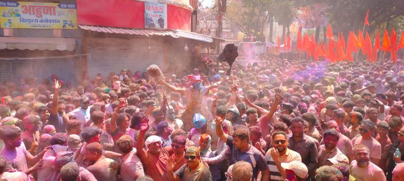 Indore was soaked in colours on Rangpanchami, gulal was fired from cannons, colours and water were showered from tankers up to several feet high, Khabargali