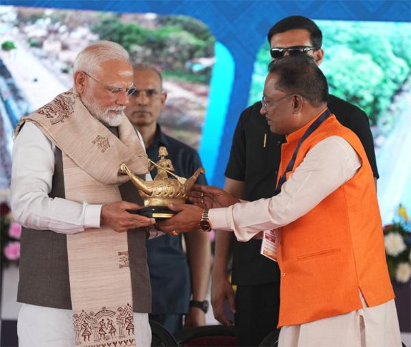 A symbol of women empowerment of Chhattisgarh, a momento of Bilasa Devi Kewat and a handmade shawl made of Kosa silk, a symbol of weaving, culture and living traditions, were presented to Prime Minister Modi, Khabargali
