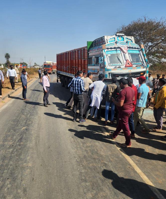 तेज रफ्तार कार और ट्रक में भिड़ंत, मौके पर 5 की दर्दनाक मौत खबरगली Collision between a speeding car and a truck, 5 tragically died on the spot cg news cg big news hindi news cg latest news khabargali
