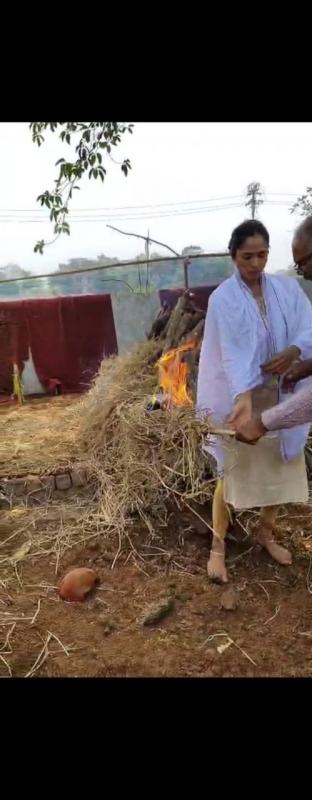 बेटी ने मां की चिता को मुखाग्नि दी, बस में हार्ट अटैक से हुई थी महिला की मौत खबरगली Daughter lit the funeral pyre of her mother, woman had died of heart attack in the bus  cg news cg big news latest news cg hindi news khabargali 