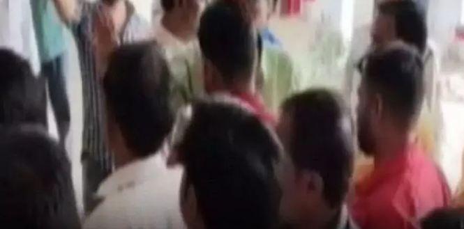 जनपद अध्यक्ष और उपाध्यक्ष के चुनाव के दौरान हंगामा, हमले में मंत्री लक्ष्मी राजवाड़े के पति घायल  खबरगली Ruckus during the election of district president and vice president, Minister Laxmi Rajwade's husband injured in the attack  cg news cg big news hindi news cg latest news cg hindi news khabargali    