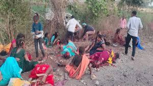दर्दनाक हादसा पिकअप पलटने से दो की मौत, 50 लोग घायल, मची चीख पुकार  खबरगली Tragic accident: Two killed, 50 injured as pickup overturns, screams galore cg news cg big news cg latest news cg hindi news khabargali 