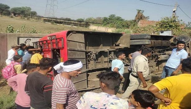  बाइक सवार को बचाने के चक्कर में हुआ हादसा, यात्री बस पलटने से 34 यात्री घायल खबरगली The accident happened while trying to save a bike rider, 34 passengers were injured when a passenger bus overturned  cg news cg big news latest news hindi news janjgir news khabargali 