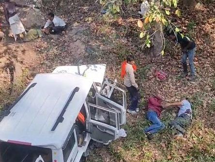  बीजेपी कार्यकर्ताओं से भरी बोलेरो वाहन नदी में गिरी, दो की मौत सात घायल खबरगली Bolero vehicle full of BJP workers fell into the river, two died and seven injured  cg news cg big news hindi news latest news khabargali 