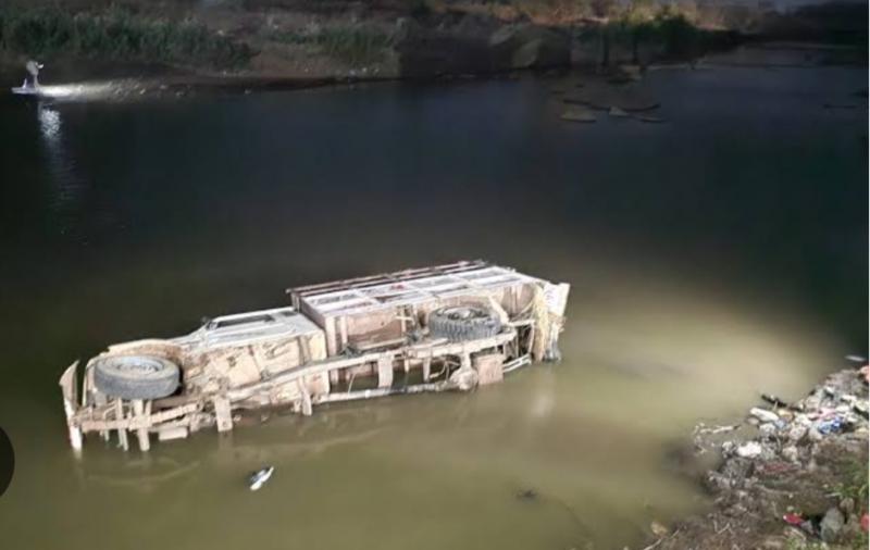 A pickup full of wedding guests fell into the river, more than 20 passengers were on board Chhattisgarh news khabargali 