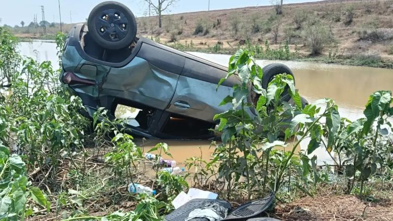 The car overturned after going out of control, the Naib Tehsildar had a narrow escape latest news hindi News khabargli 