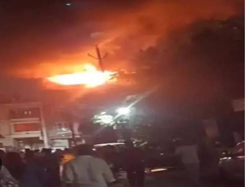 A huge fire broke out in Raipur's Pandri cloth market, causing panic Chhattisgarh Raipur News khabargli 