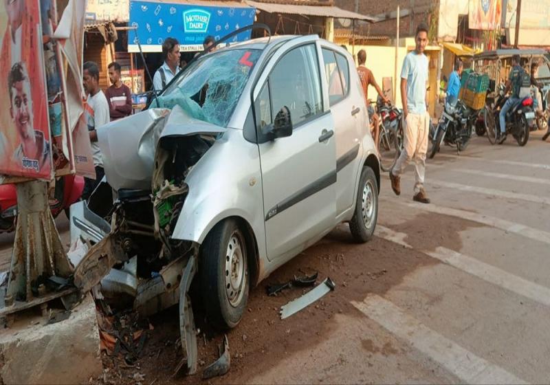 High speed car collided with pole, girlfriend and boyfriend died in the accident latest news hindi news Durg News khabargali 