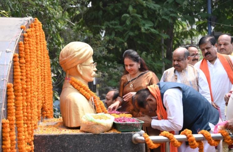 On the occasion of Utkal Day, Chief Minister Sai garlanded the statue of great freedom fighter Barrister Madhusudan Das and paid his respects to him, Utkal Day, MLA and prominent leader of the society Purandar Mishra, Raipur, Chhattisgarh, Khabargali
