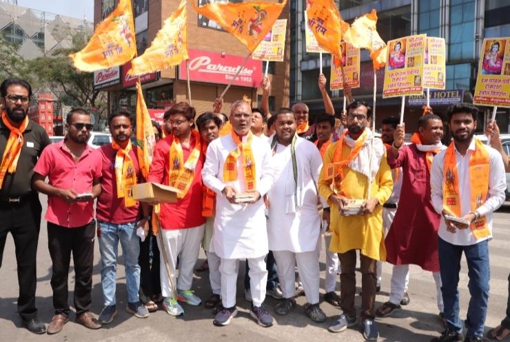 Shri Hanuman Seva Dal distributed Ram Raksha Strot on Ram Navami, Raipur, Lord Shri Ram, the best man of character, Pankaj Mishra, President, Shri Hanuman Seva Dal, Chhattisgarh, Khabargali