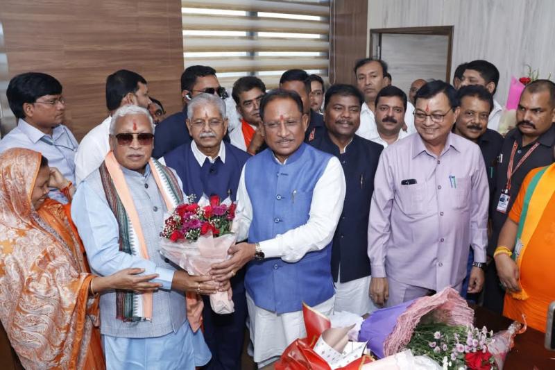 The newly appointed Chairman of Chhattisgarh Bhawan and Other Construction Workers Welfare Board, Dr. Rampratap Singh, on taking charge, gifted Rs. 15.37 crore to 44 thousand 940 workers through DBT in the presence of the Chief Minister, Raipur, Chhattisgarh, Khabargali