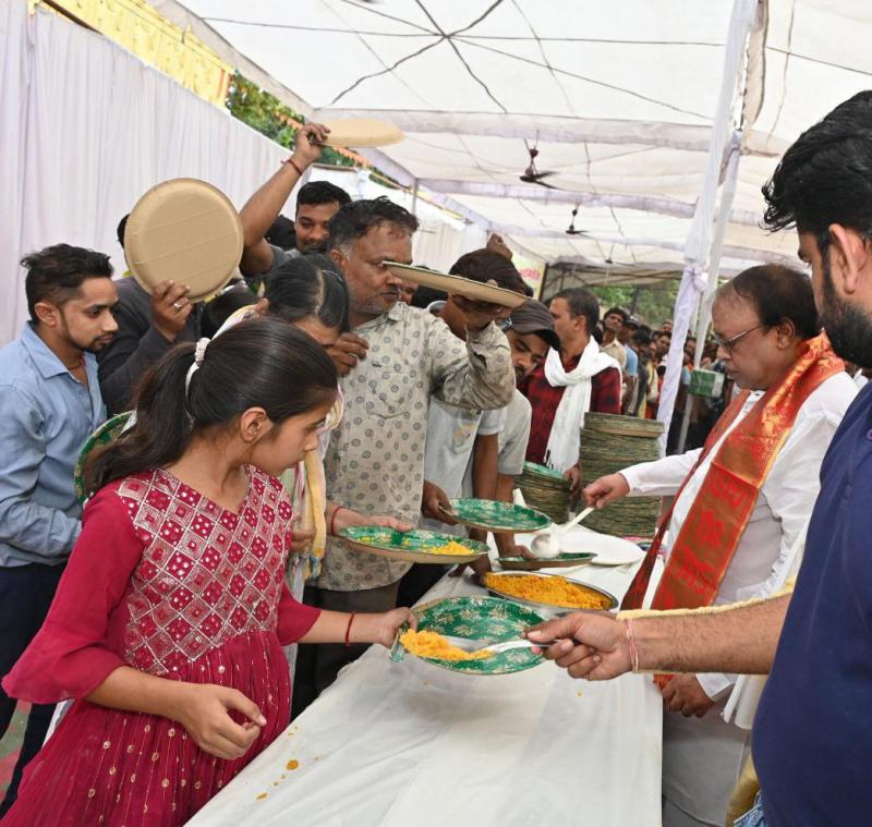 Shri Hanuman Janmotsav Bhandara Prasadi for more than five thousand people in Industrial Area Bhanpuri, Temple Seva Samiti President Engineer UN Agarwal, General Secretary K Raju Kapse, Treasurer Satya Prakash Agarwal, Raipur, Chhattisgarh, Khabargali