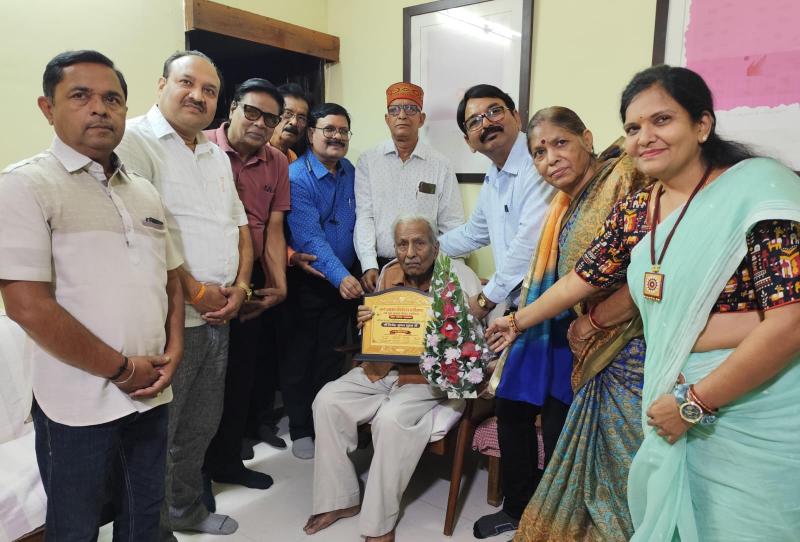 Vipra Gaurav Samman to Shri Vinod Kumar Shukla nominated for Jnanpith Award - World Brahmin Federation honoured him, Arvind Ojha President World Brahmin Federation, Raipur, Chhattisgarh, Khabargali