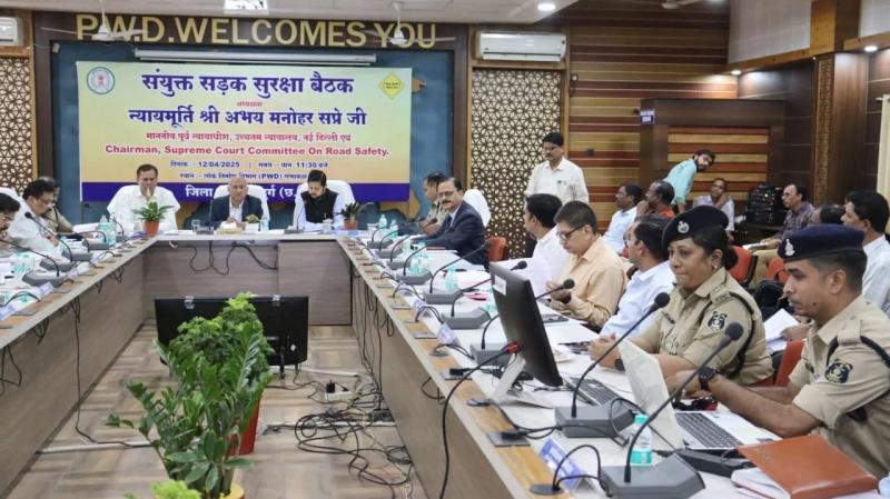 It is necessary for drivers to use helmets, seat belts and have license and insurance: Justice Shri Abhay Manohar Sapre, Supreme Court Review of road safety scenario by Committee on Road Safety.. Public awareness campaigns should be conducted to prevent road accidents, Sanjay Sharma, Chairman of Inter-Departmental Lead Agency Road Safety, Raipur, Chhattisgarh, Khabargali