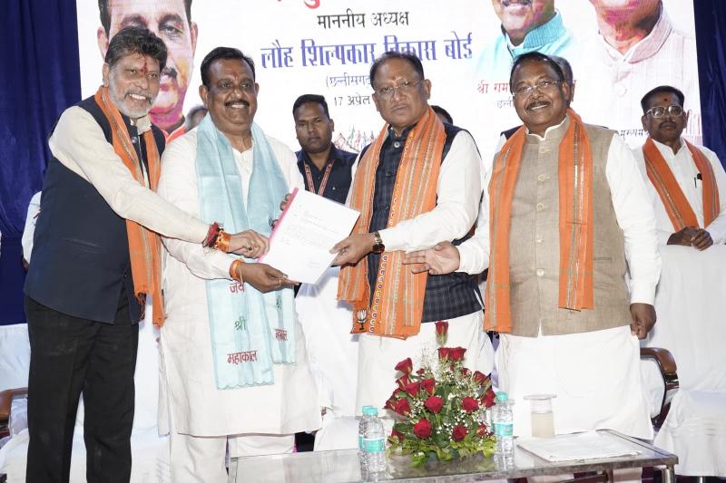 Chief Minister Vishnu Dev Sai attended the ceremony of taking charge of the newly appointed Chairman of Iron Craftsman Development Board, Raipur, Chhattisgarh, Khabargali
