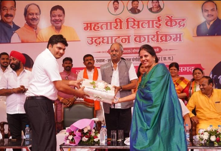 Mahtari sewing centers will be opened in all the wards of the capital, MP Brijmohan gave instructions, making women self-reliant is the priority of the BJP government: MP Brijmohan Agarwal, Raipur, Chhattisgarh, Khabargali) (68797)