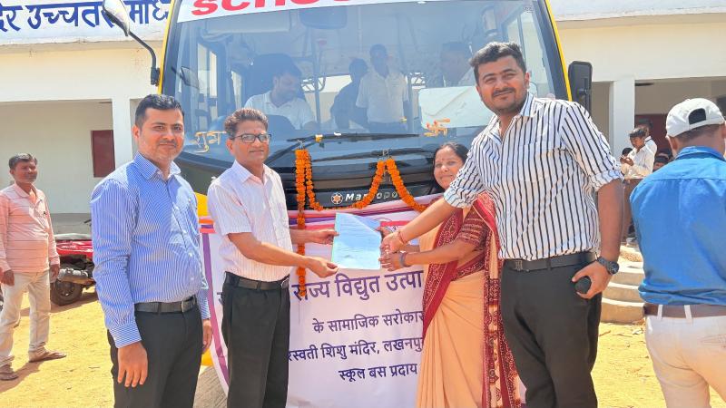 New school bus supplied to Saraswati Shishu Mandir Lakhanpur, another initiative of Adani Foundation to promote educational reforms, more than 80 children from 11 nearby villages will get transportation facility, Chhattisgarh, Khabargali