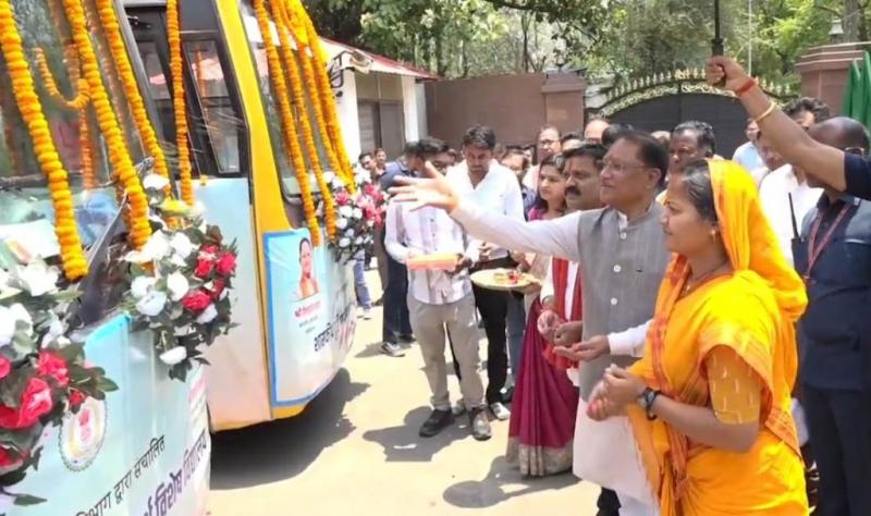 Free bus service launched in Raipur, a big gift for visually and hearing impaired children hindi news latest news cg big news khabargali 