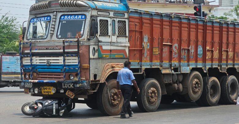 Tragic road accident in Telibandha, Raipur, death due to being crushed under a truck latest news raipur news accident News khabargli