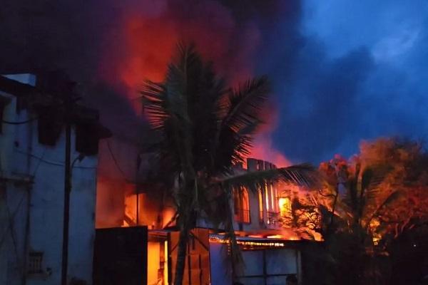 A huge fire broke out in a factory at 3 am, 8 people including the company owner died latest News hindi News big News khabargali 