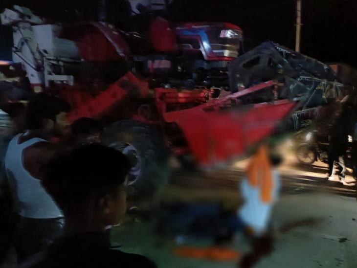 Bike collided with a harvester parked on the roadside, three died, two youths were beheaded latest News cg news accident news khabargali