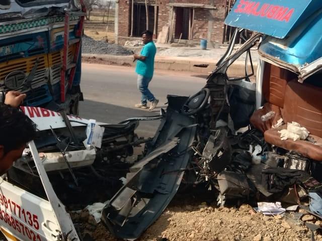 Head-on collision between ambulance and truck, driver killed, 8 people injured Hindi News big News Latest news khabargali 