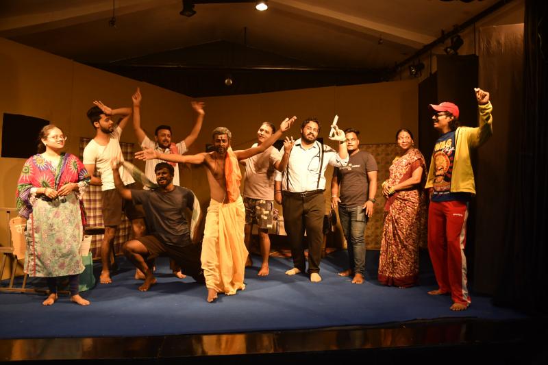 The artists of the play Mastmaula presented the struggle, pain and dreams of the artist through humour. The theatre workshop conducted by the social and cultural organisation Yogi Spandan Art Culture Education Foundation. The play Mastmaula written by writer Jayvardhan was staged. Pandit Panjirilal, Rupesh Yadav, Rangeele, Surya Tiwari, Surile, Thavendra Rajak, Chhabile, Shashank Naidu, Free, Vijay Chauhan, Aarti, Shriranjani Kehari, canteenwala, Preeti Yadav, Dr. Bedard, Babuji, Desant Singh Thakur, newspa