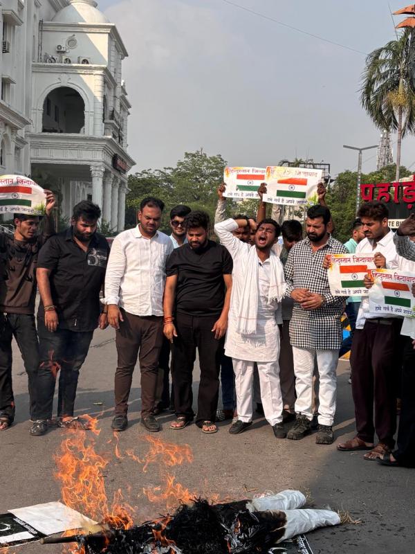 Youth Congress Raipur protests against the terrorist attack in Jammu and Kashmir, District President Vinod Kashyap, Tajul Ahmed, District General Secretary, Chhattisgarh, Khabargali