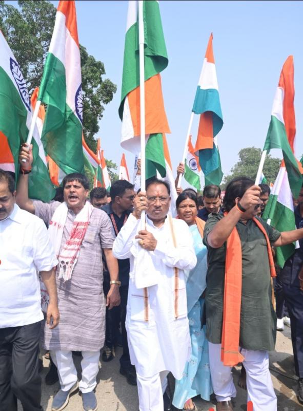 Chhattisgarh painted in the color of patriotism, people gathered in large numbers in Tiranga Yatra: Chief Minister, Deputy Chief Minister and Ministers led the way, Bharat Mata Ki Jai echoed in every district, Tricolor waved in every village, Chhattisgarh, Khabargali