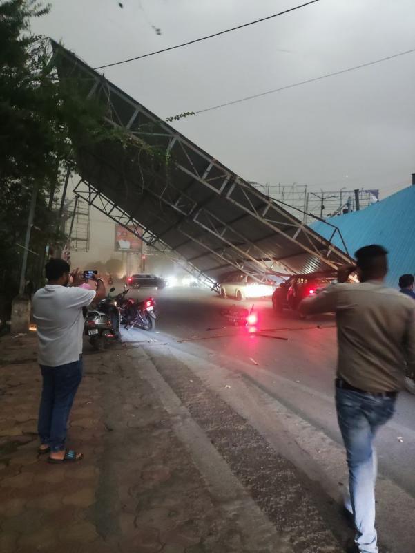 Severe storm in Raipur, shed of Devendra Nagar Chowk collapsed, three cars damaged